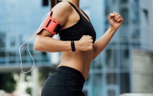Una persona mentre fa running