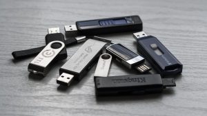 Diverse chiavette USB su un tavolo