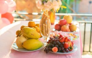 Frutta e grissini disposti in diversi piatti su un tavolo