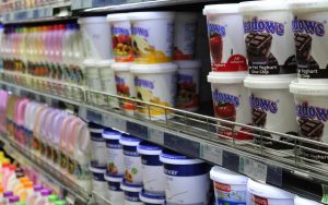 Diversi tipi di yogurt sullo scaffale di un supermercato