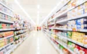 Vista delle corsie di un supermercato