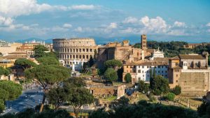 Vista del Colosseo e del centro di Roma