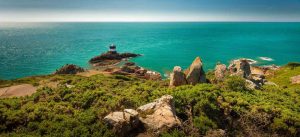 Vista panoramica di una scogliera sul mare
