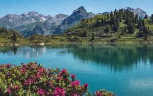 Vista panoramica del lago Trüebsee, Titlis, Svizzera