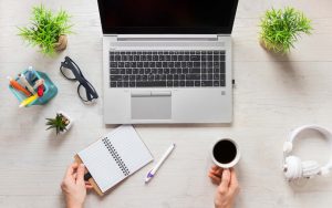 Scrivania con laptop e oggetti di lavoro per lo smart working