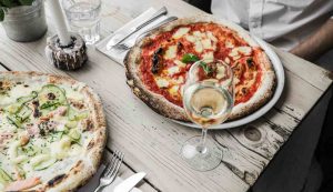 Mangiare pizza