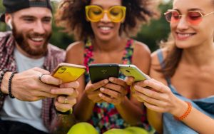 Un gruppo di amici che usano il proprio smartphone insieme