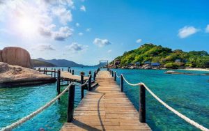 Vista di un ponte di legno sul mare nell'isola Koh Nangyuan,Surat Thani, Thailandia