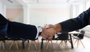 Stretta di mano sul lavoro (Pixabay) - salernosera.it