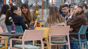 Giovani al bar