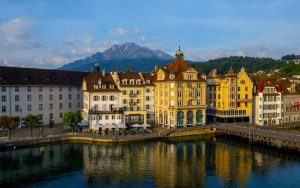 Vista del lungo fiume, Lucerna, Svizzera