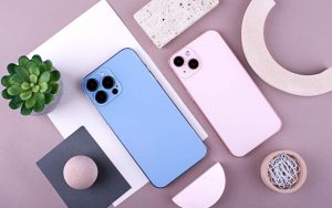 Due smartphone su un tavolo accanto ad accessori