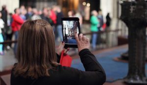 Turista mentre scatta una foto col tablet (Pixabay) - salernosera.it