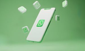 Smartphone con il logo di WhatsApp