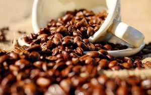 Una tazzina da caffè sopra chicchi interi