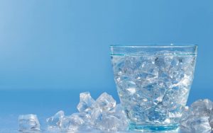 Un bicchiere pieno di cubetti di ghiaccio