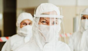 Personale in tuta anti batteri (Pixabay) - salernosera.it