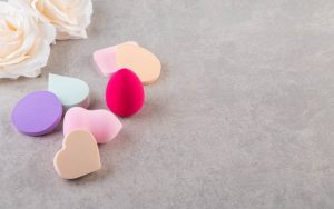 Spugnette beauty di varie forme e colori su un tavolo