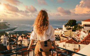 Una ragazza in vacanza osserva il panorama marino da una terrazza