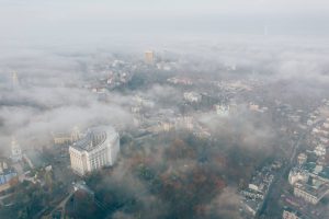 Vista dall'alto di una città inquinata