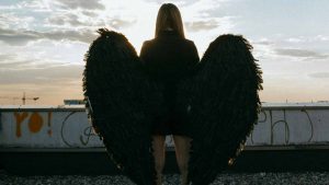 Angelo-nero-Foto-di-KoolShooters-da-Pexels-SalernoSera
