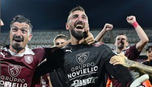 Antonio Donnarumma esulta con i compagni (Ussalernitana1919official Instagram) - salernosera.it