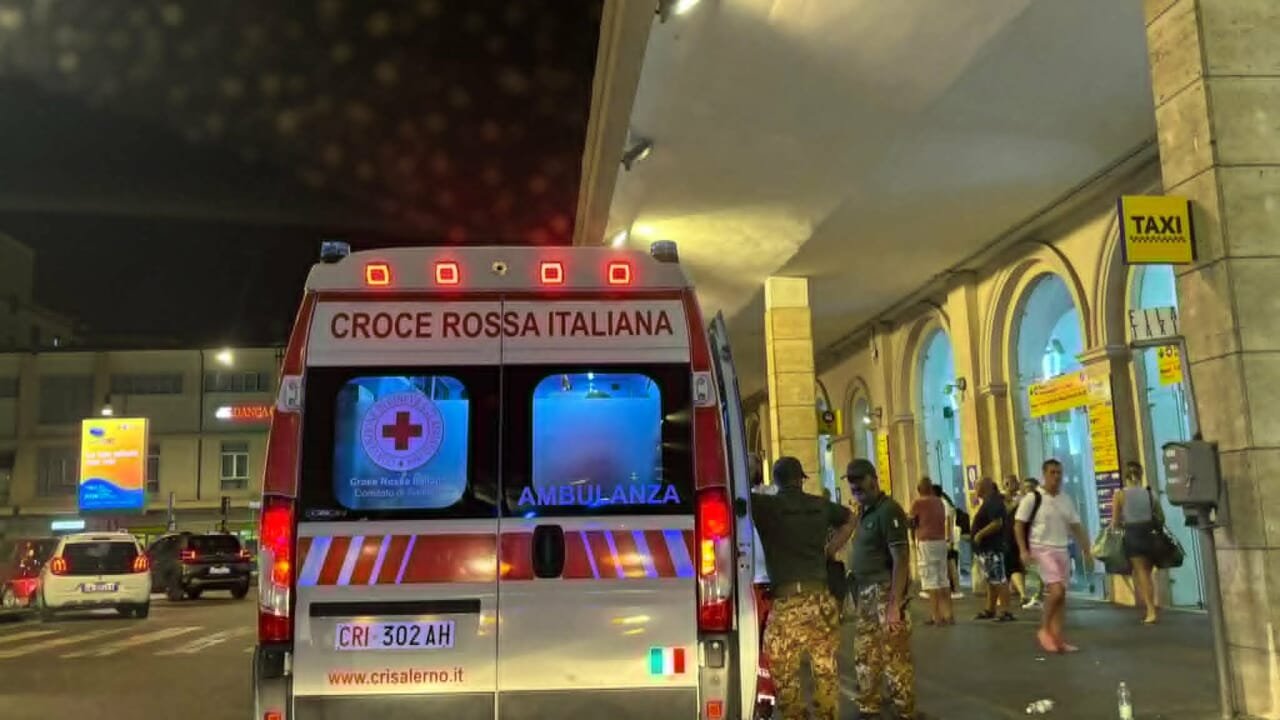 Momenti di tensione alla stazione di Salerno: 23enne si sente male dopo un episodio di aggressività