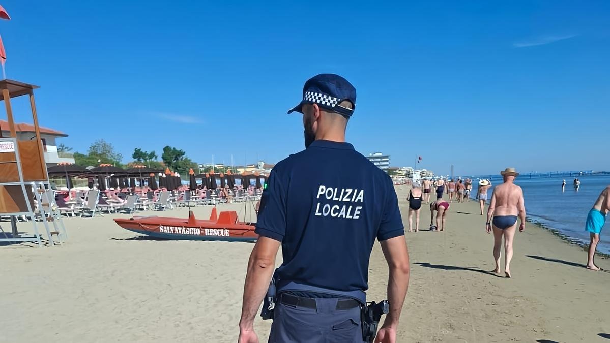 Capaccio Paestum, operazione anti ombrelloni selvaggi: sequestrate oltre 500 attrezzature