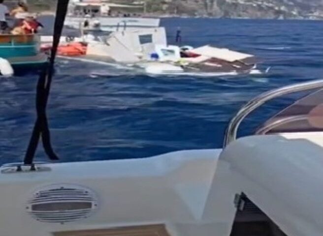 Gozzo in legno affonda al largo della Costiera Amalfitana: cinque persone salvate