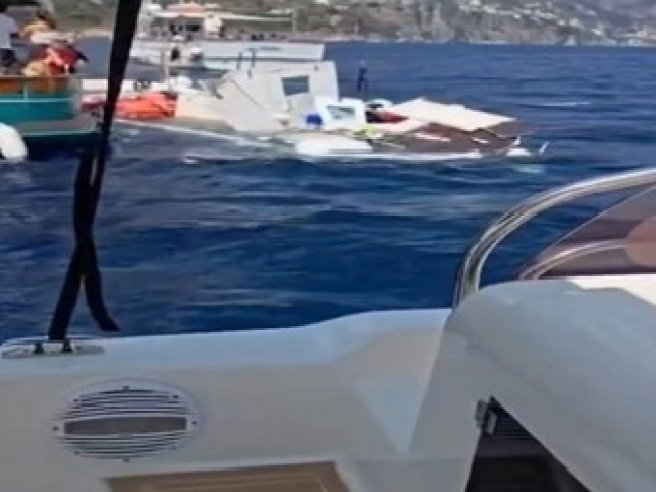 Gozzo in legno affonda al largo della Costiera Amalfitana: cinque persone salvate