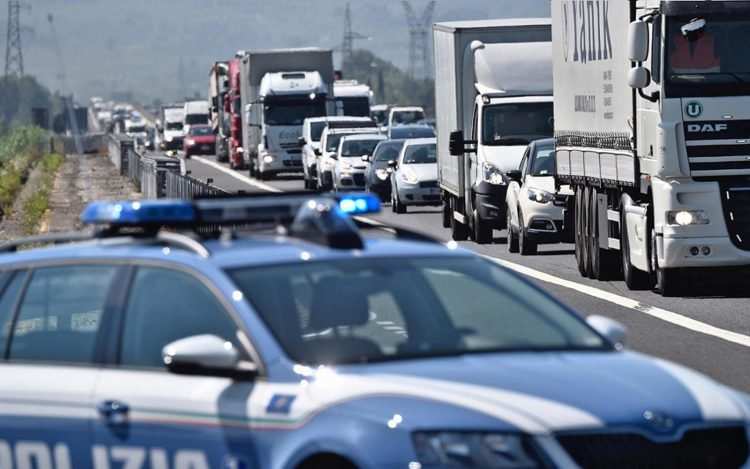 Traffico interrotto sulla Napoli-Salerno per intervento a tentativo di suicidio