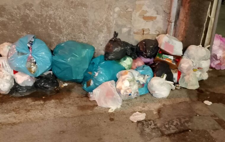 Angri, abbandono rifiuti ostacola accesso alle case. Sindaco: «Fototrappole e telecamere contro gli incivili»
