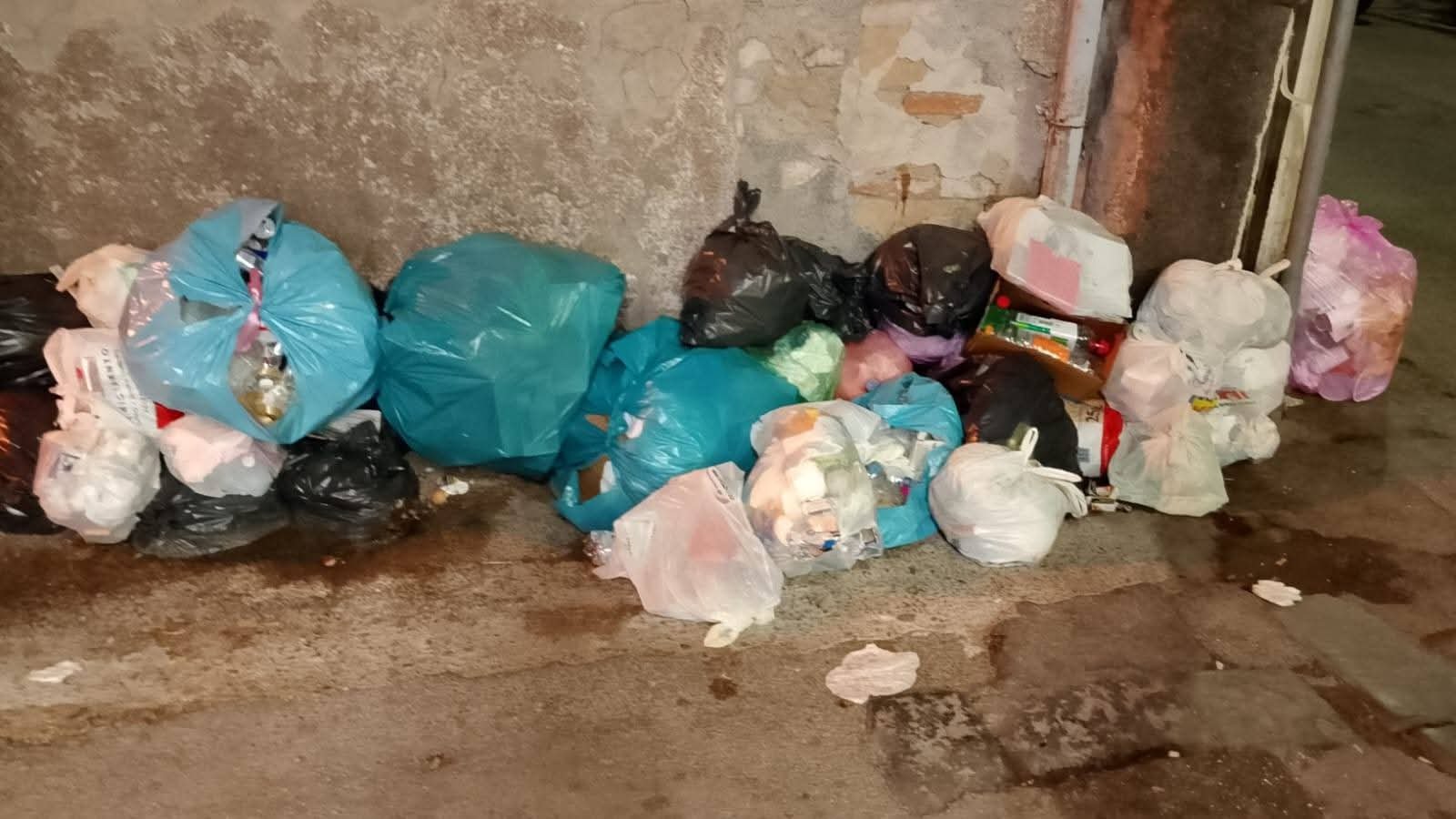 Angri, abbandono rifiuti ostacola accesso alle case. Sindaco: «Fototrappole e telecamere contro gli incivili»