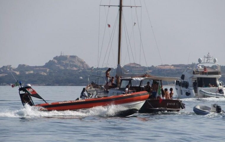 Barca di 12 metri incagliata a Castellabate: salvi nove passeggeri