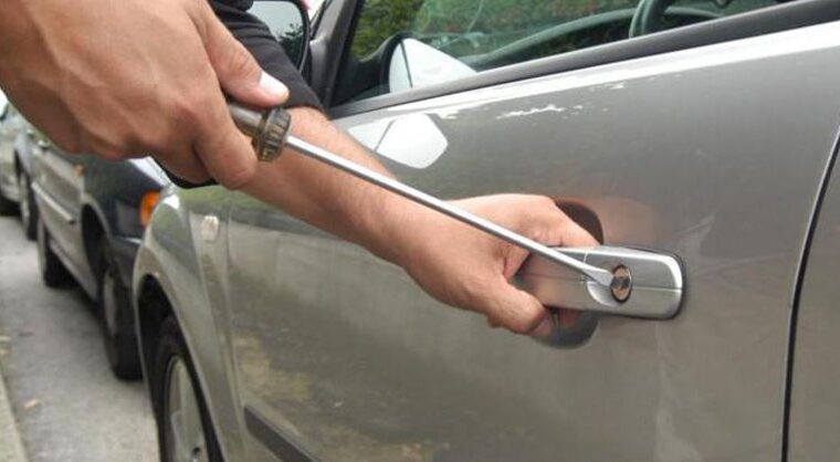 Furto in auto a Capaccio Paestum: vittima chiede aiuto per recuperare borse e documenti