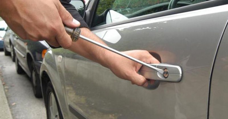 Furto in auto a Capaccio Paestum: vittima chiede aiuto per recuperare borse e documenti