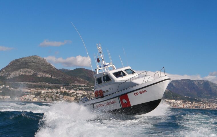 Salvato in mare a Salerno dopo essere disperso con il SUP