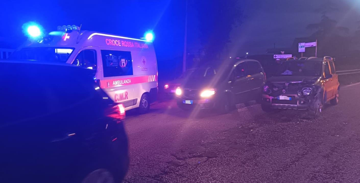 17enne trovato privo di sensi in strada a Pontecagnano, soccorso dai sanitari
