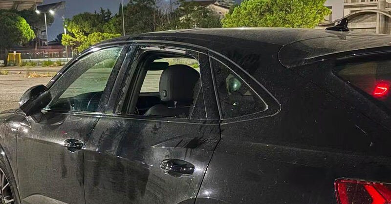 Auto vandalizzata a Marina d’Arechi: la vittima lamenta degrado e scarsa sorveglianza