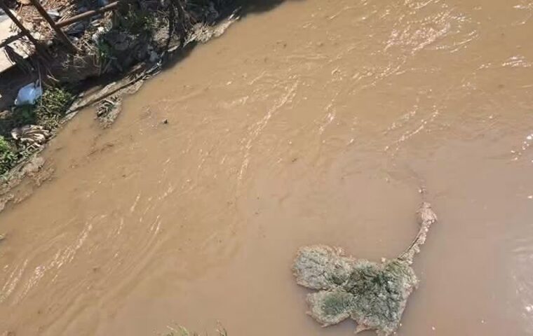 Acque nere nel fiume Sarno, il sindaco di Scafati: «Non accusiamo nessuno senza prove»