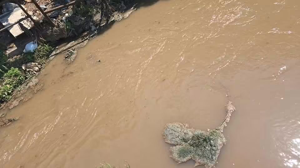 Acque nere nel fiume Sarno, il sindaco di Scafati: «Non accusiamo nessuno senza prove»