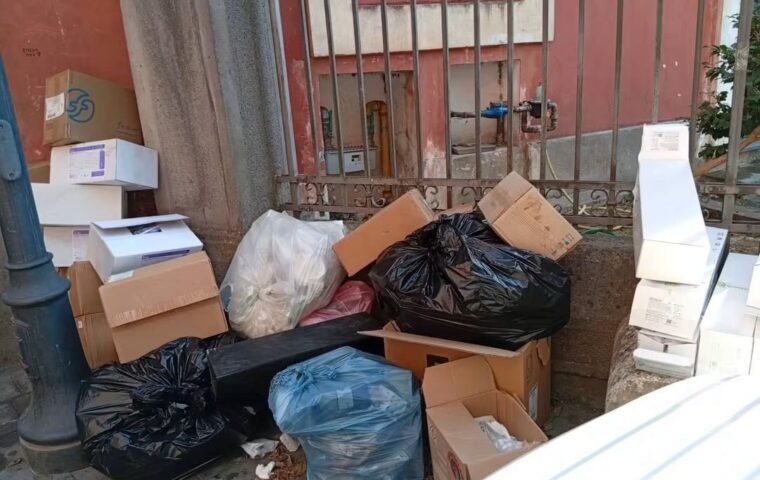 Presidi sanitari abbandonati all’esterno della Curia di Nocera Inferiore