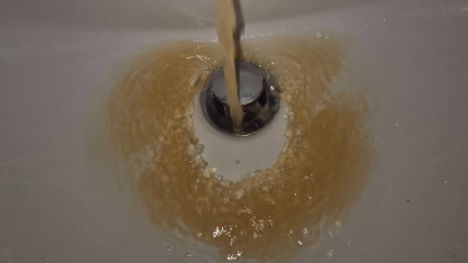 Acqua giallastra a Nocera Superiore: residenti segnalano problemi da anni