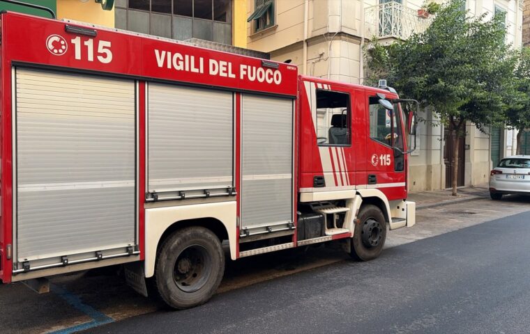 Paura in via Raiola ad Angri: calcinacci cadono, donna colpita di striscio