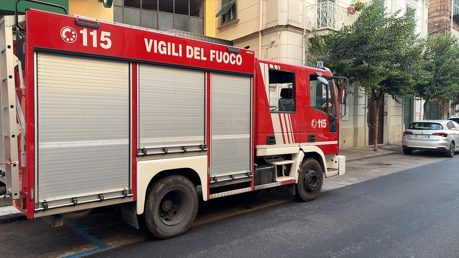 Paura in via Raiola ad Angri: calcinacci cadono, donna colpita di striscio