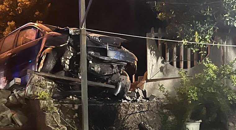 Incidente stradale a Pontecagnano: auto si schianta contro recinzione e investe donna, due feriti in ospedale