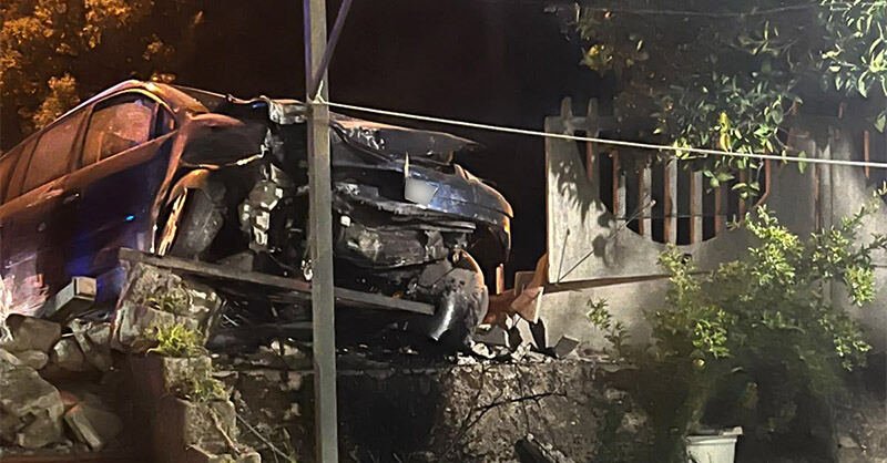 Incidente stradale a Pontecagnano: auto si schianta contro recinzione e investe donna, due feriti in ospedale