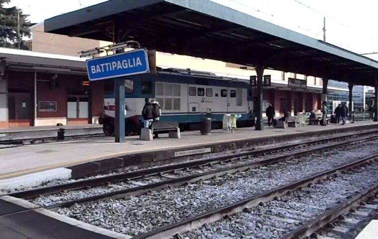 Malore sui binari a Battipaglia: due persone in ospedine dopo attesa per treni fermi
