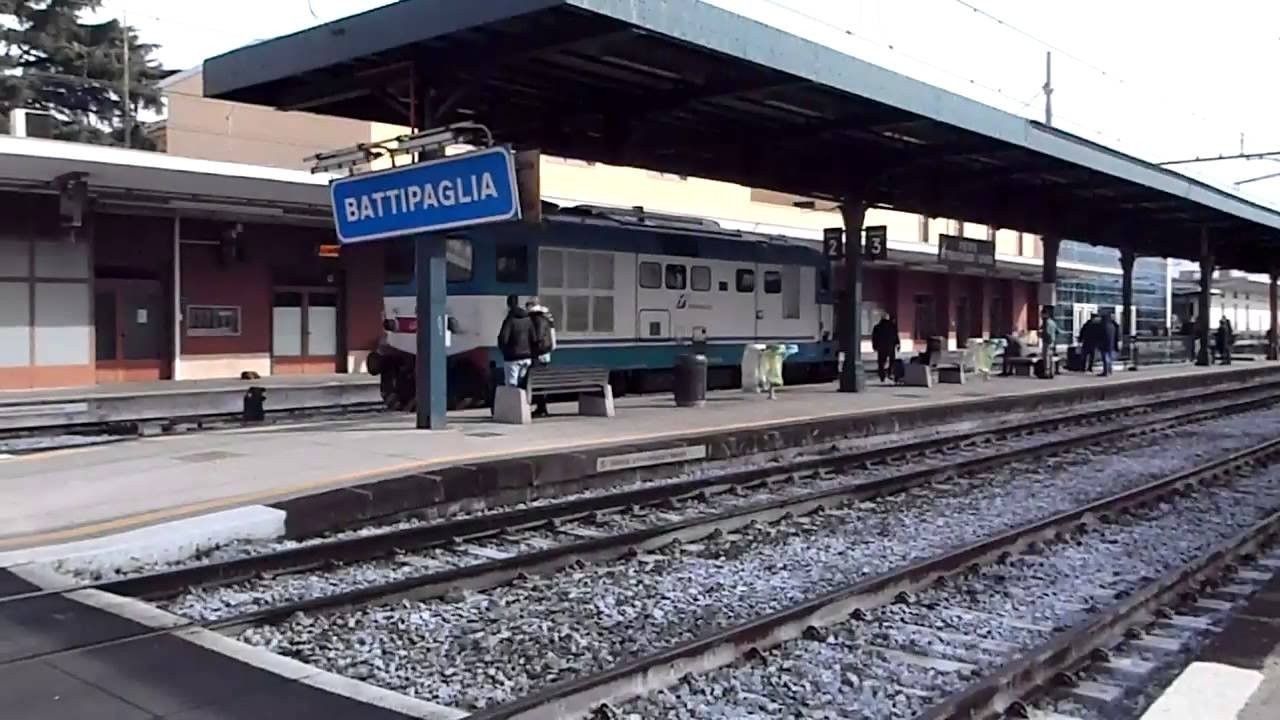 Malore sui binari a Battipaglia: due persone in ospedine dopo attesa per treni fermi