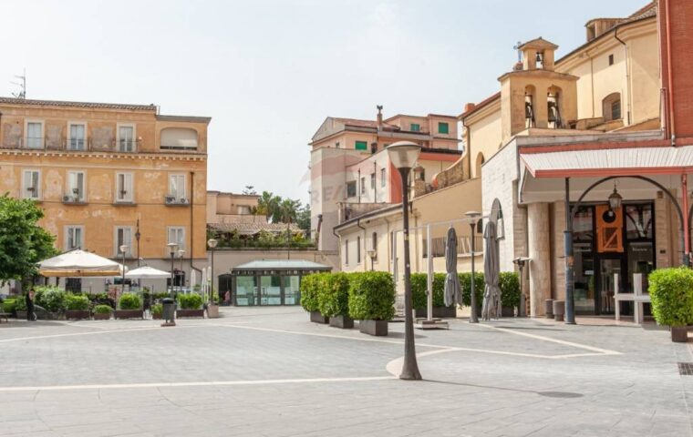 Nocera Inferiore, 14enne aggredito da un branco: costretto a seguire il gruppo e picchiato con bastone